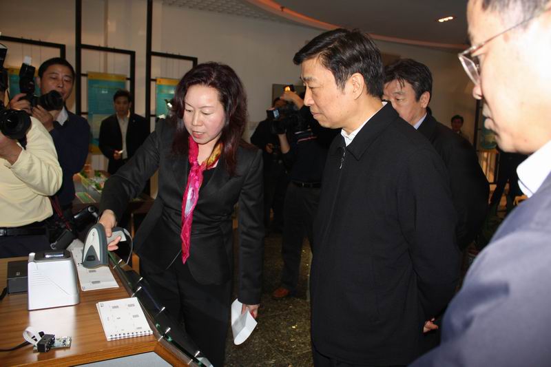 （时任）中共政治局委员、中组部部长李源潮视察金年会体育金字招牌信誉至上：企业的发展关键靠人才